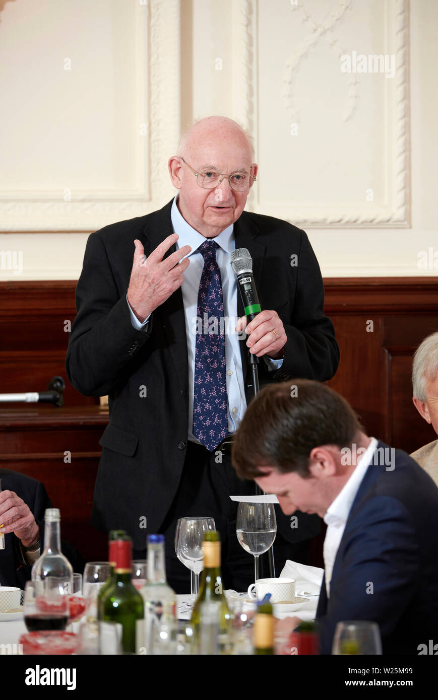 Sir Tim Waterstone in den Oldie literarische Mittagessen; 02/07/19. Stockfoto