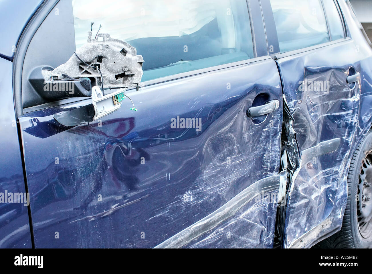 Zerschmetterte Auto, Detail auf der Seite Spiegel und Tür-Metall Platten  verformt nach Unfall betroffen Stockfotografie - Alamy