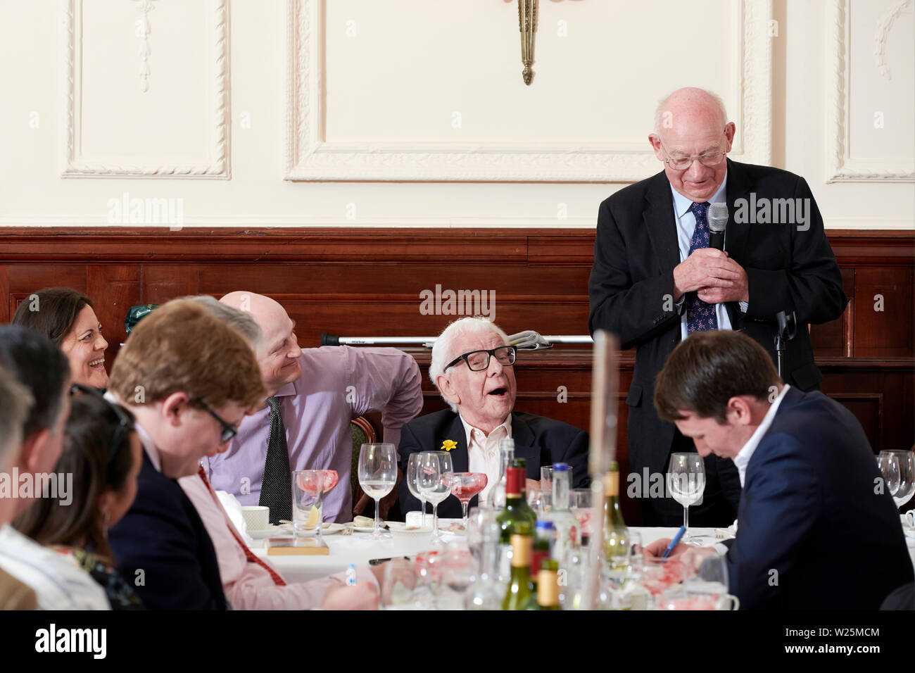 Sir Tim Waterstone in den Oldie literarische Mittagessen; 02/07/19. Stockfoto