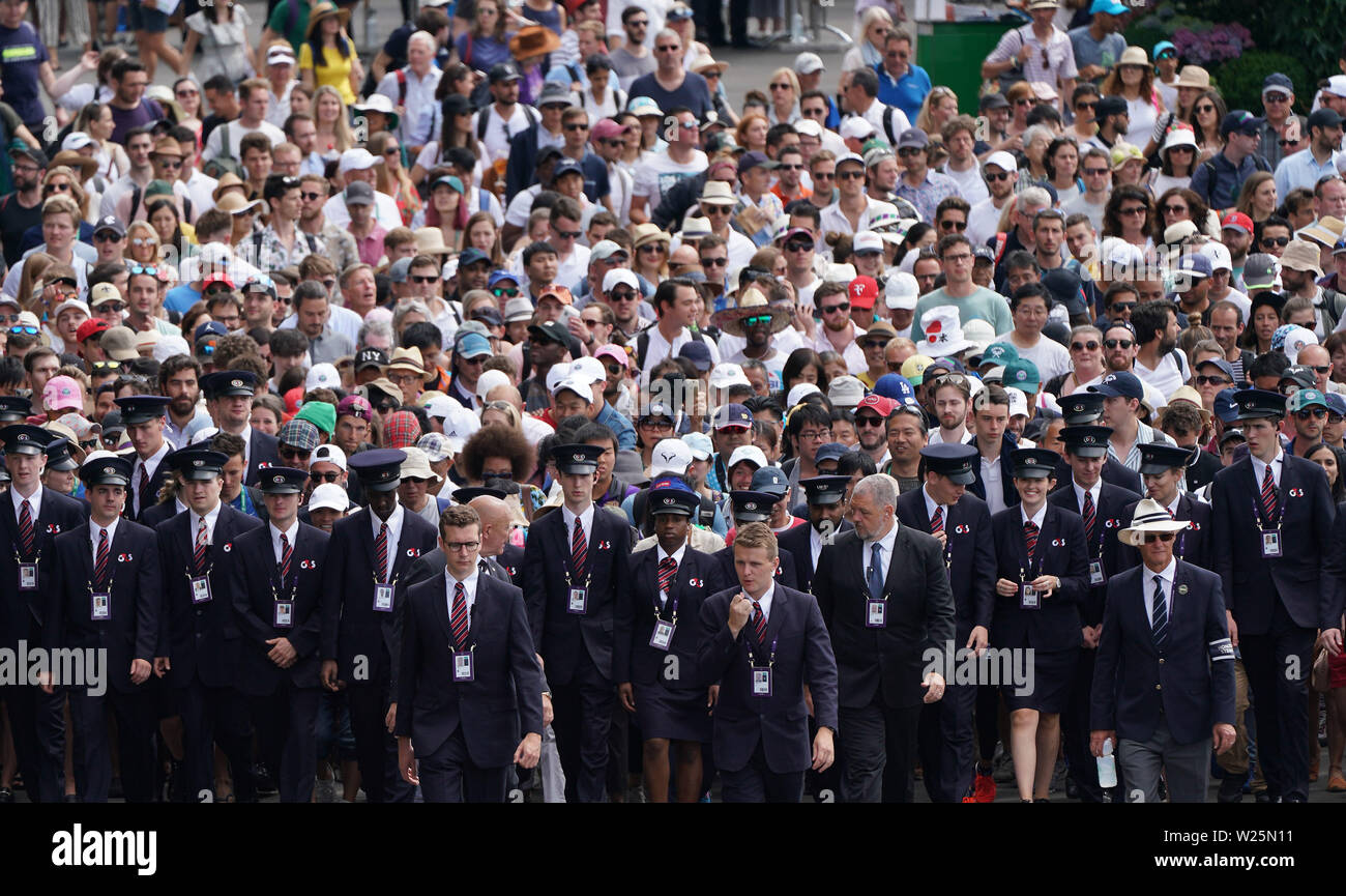 Die Zuschauer werden am sechsten Tag der Wimbledon Championships im All England Lawn Tennis und Croquet Club, London, angeführt. Stockfoto