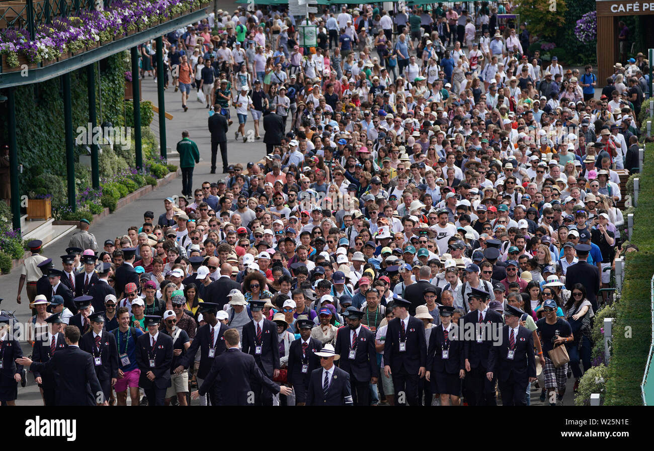 Zuschauer sind am Tag sechs der Wimbledon Championships in der All England Lawn Tennis und Croquet Club, London geführt. Stockfoto