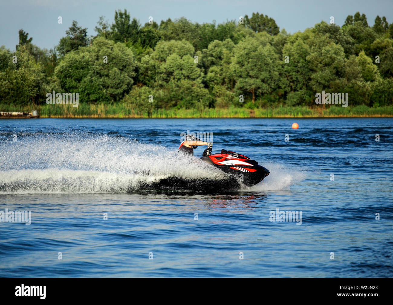 06 28 2019 Russland, Gebiet Brjansk. Wettbewerbe. Der Pilot auf einem Jet Ski mit hoher Geschwindigkeit in einer Kurve. Stockfoto