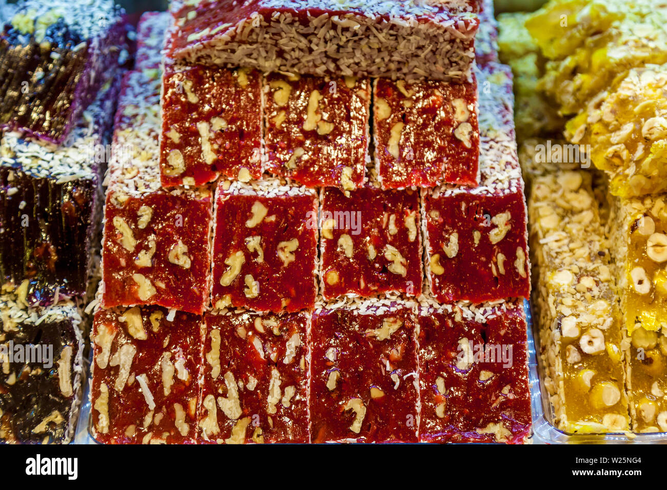 Türkische Spezialitäten bunte Schokoriegel Turkish Delight mit Muttern orientalische Süßigkeiten Stockfoto