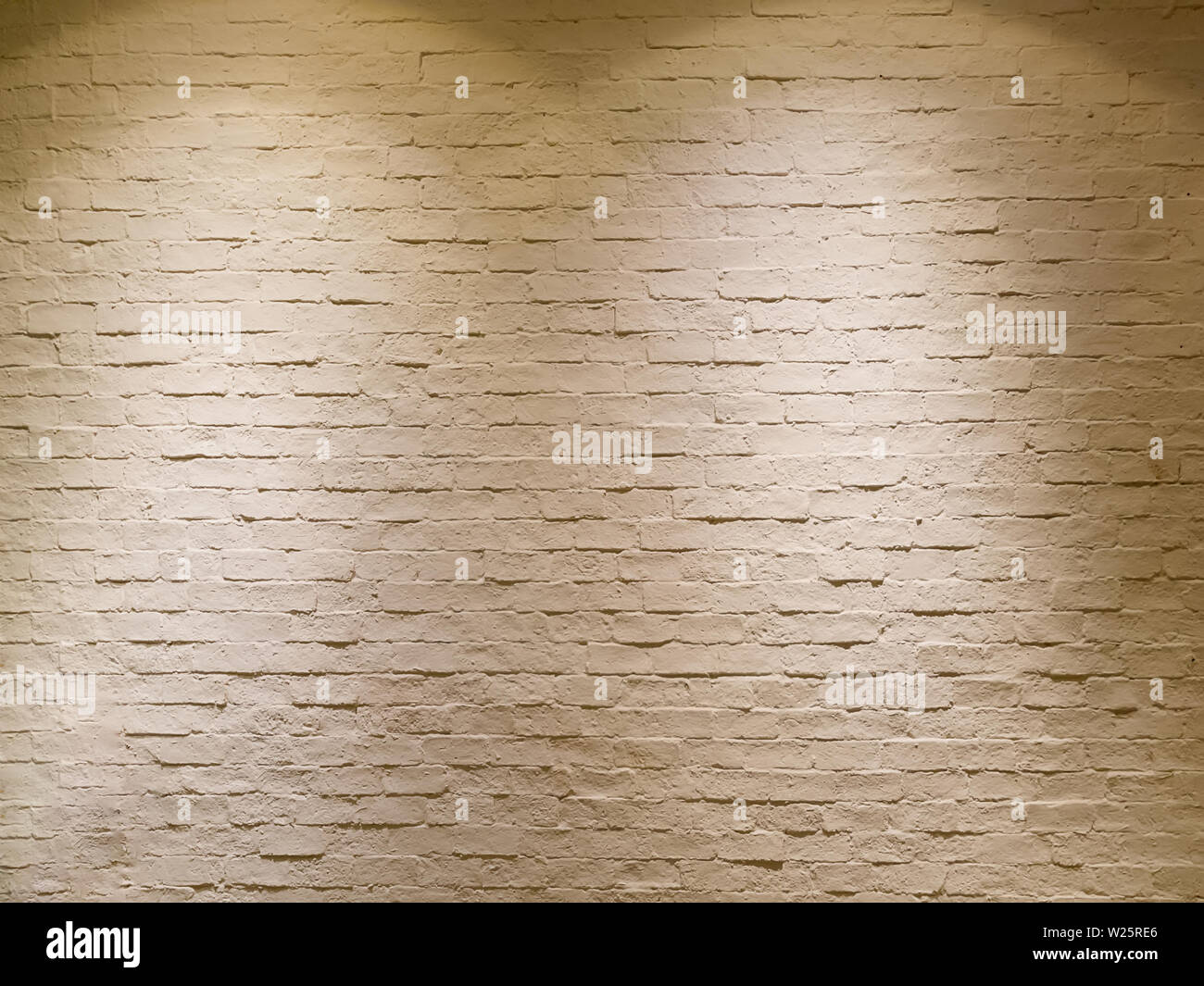 Abstrakte leer verwitterten strukturierte weiße Mauer Hintergrund mit zwei Halogenlampen warmes Licht auf die Oberseite wie Spotlight Stockfoto