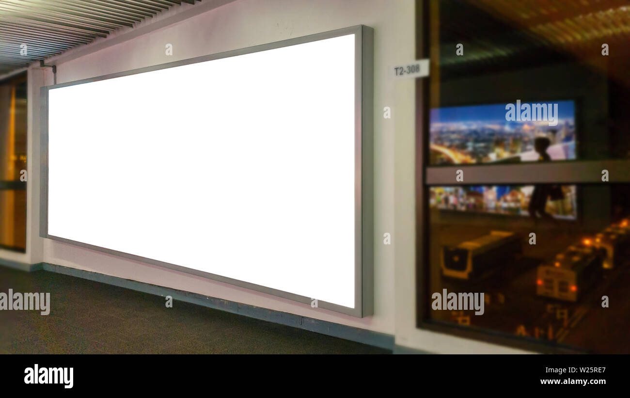 White blank Billboard mit Kopie Raum für Ihre Textnachricht oder Inhalte, Werbung mock up Banner am Flughafen, öffentliche Information Board mit großen w Stockfoto