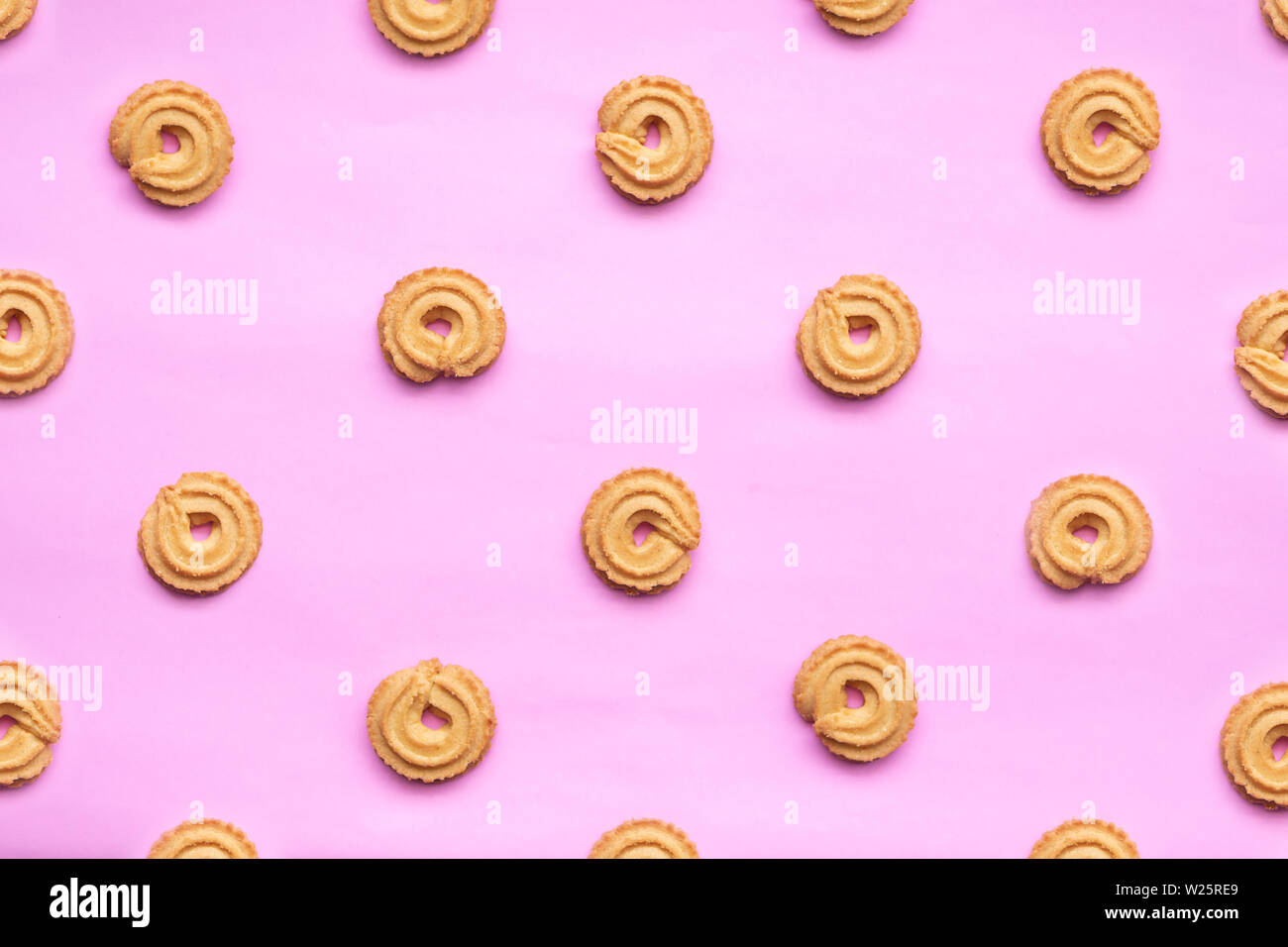 Runde dänische Butter Cookies auf rosa Hintergrund isoliert. Cookies Muster für den Hintergrund. Kreative Pastell- und Pastelltönen Minimalismus Konzept. Stockfoto