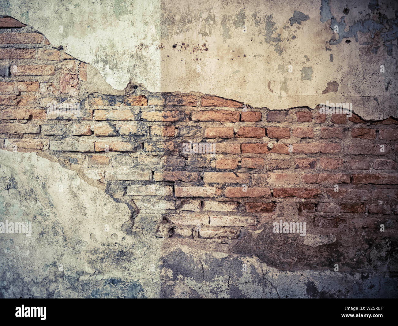 Alte crack Beton Zement Wand mit roten Ziegeln block Innen. vintage Hintergrund Textur Stockfoto