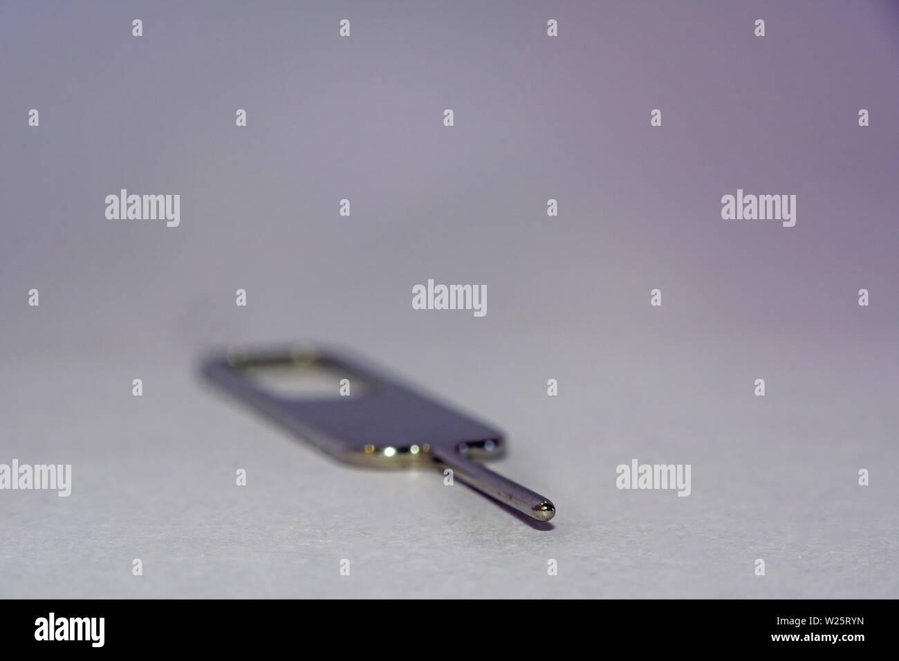 Nahaufnahme der Nano-SIM-Karte Auswerfer auf weißem Hintergrund Stockfoto