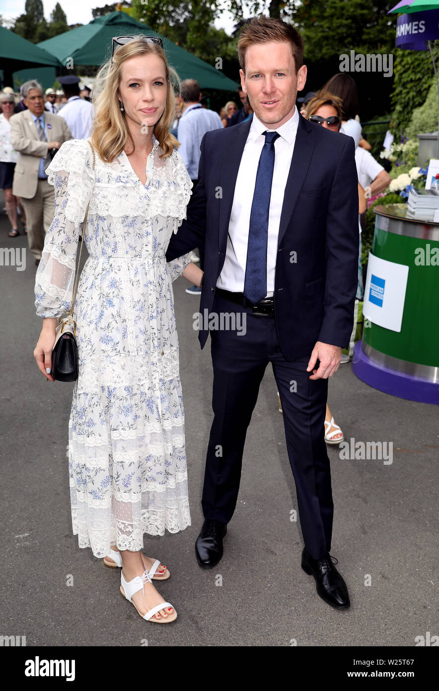 Eoin Morgan und Tara Ridgway kommen am Tag sechs der Wimbledon Championships in der All England Lawn Tennis und Croquet Club, Wimbledon. Stockfoto