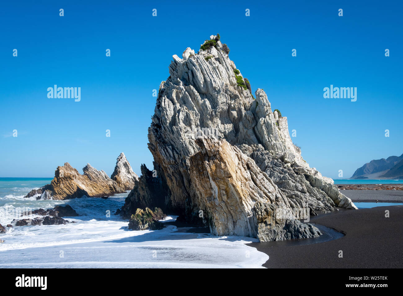 Wellen auf die Felsen brechen, White Rock, Wairarapa, North Island, Neuseeland Stockfoto