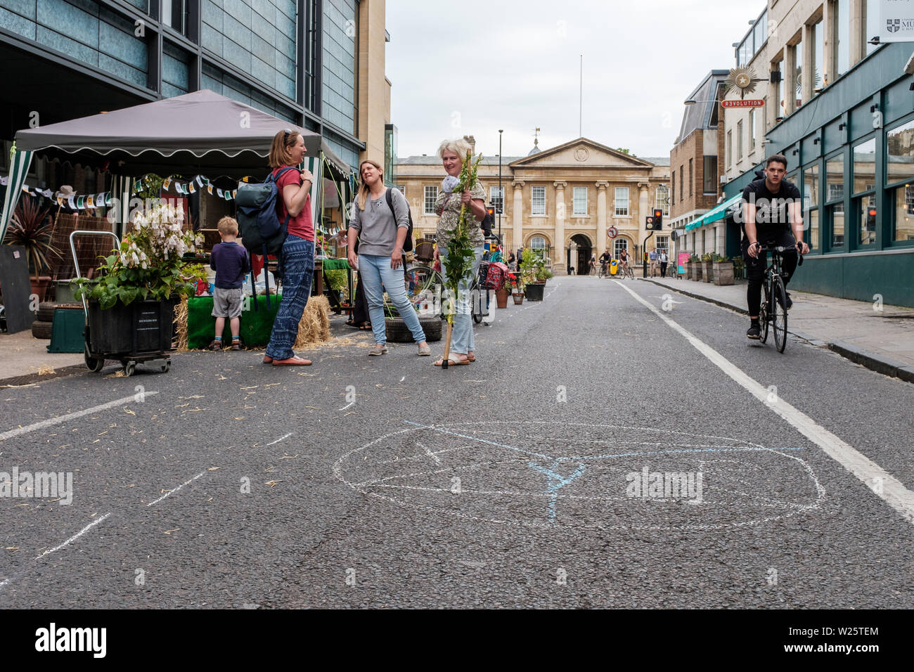 Cambridge, Großbritannien. 6. Juli 2019. Aussterben der Rebellion Cambridge Bühne treets für das Leben", einer gewaltfreien Protest für den Klimawandel in Cambridge, Großbritannien. "Straßen zum Leben" schließt mehrere Straßen im Zentrum von Cambridge zu den Verkehr beim Erstellen Community-orientierte Tätigkeiten. CamNews/Alamy Leben Nachrichten. Stockfoto