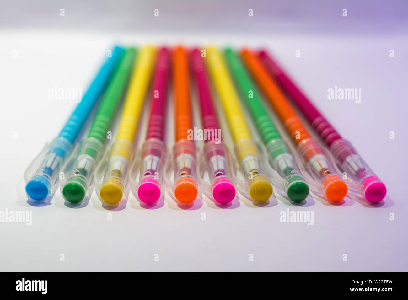 Satz farbiger Stifte auf weißem Hintergrund Stockfoto