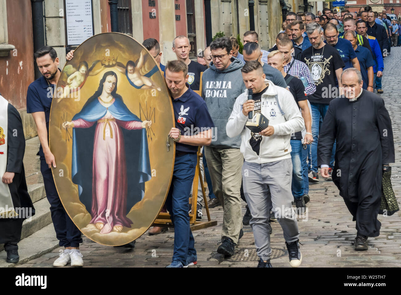 Warschau, Polen. 6. Juli, 2019. Hunderte Männer treffen sich die Warschauer Altstadt jeden Monat für Mann - nur Rosenkranz Gebet. Die Organisatoren behaupten, sie 'männliche Identität stärken und Tugenden'' und 'Gehorsam, der Königin des Himmels und der Erde, wir beteiligen uns an den geistlichen Kampf, das ist die Pflicht unserer Generation''. Polen ist überwiegend katholisch, mit rund 85% der Polen als Römisch-katholisch. Neueste pedophilia Skandale wird wahrscheinlich sehr stark geschwächt, bis jetzt, Kirche Position in Polen das gesellschaftliche und politische Leben. Credit: Robert Pastryk/ZUMA Draht/Alamy leben Nachrichten Stockfoto