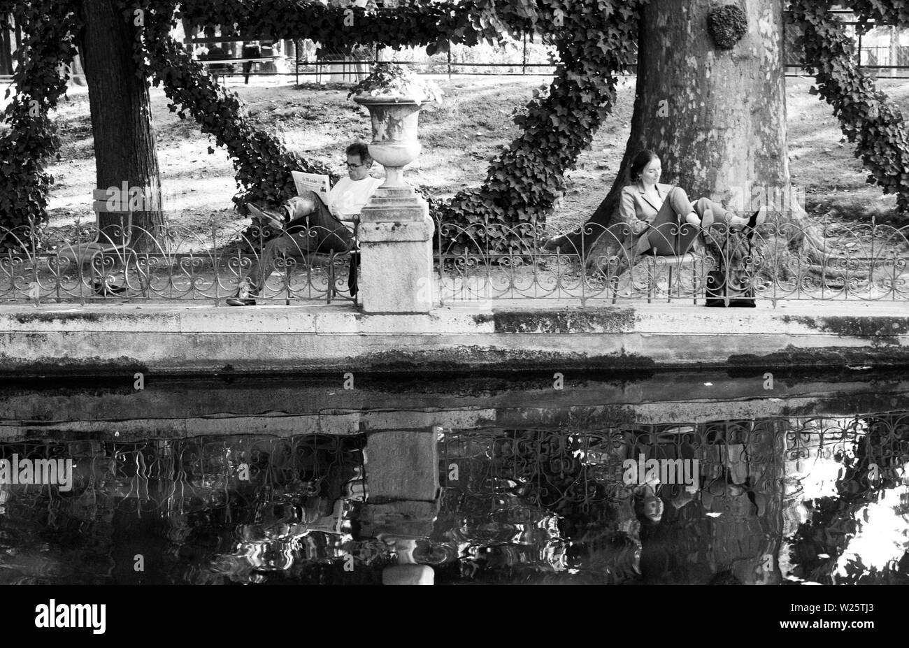 PARIS - Jardin du Luxembourg - Leser im Jardin du Luxembourg in PARIS - PARIS - PARIS - PARIS VINTAGE - SILBER FILM © Frédéric BEAUMONT Stockfoto
