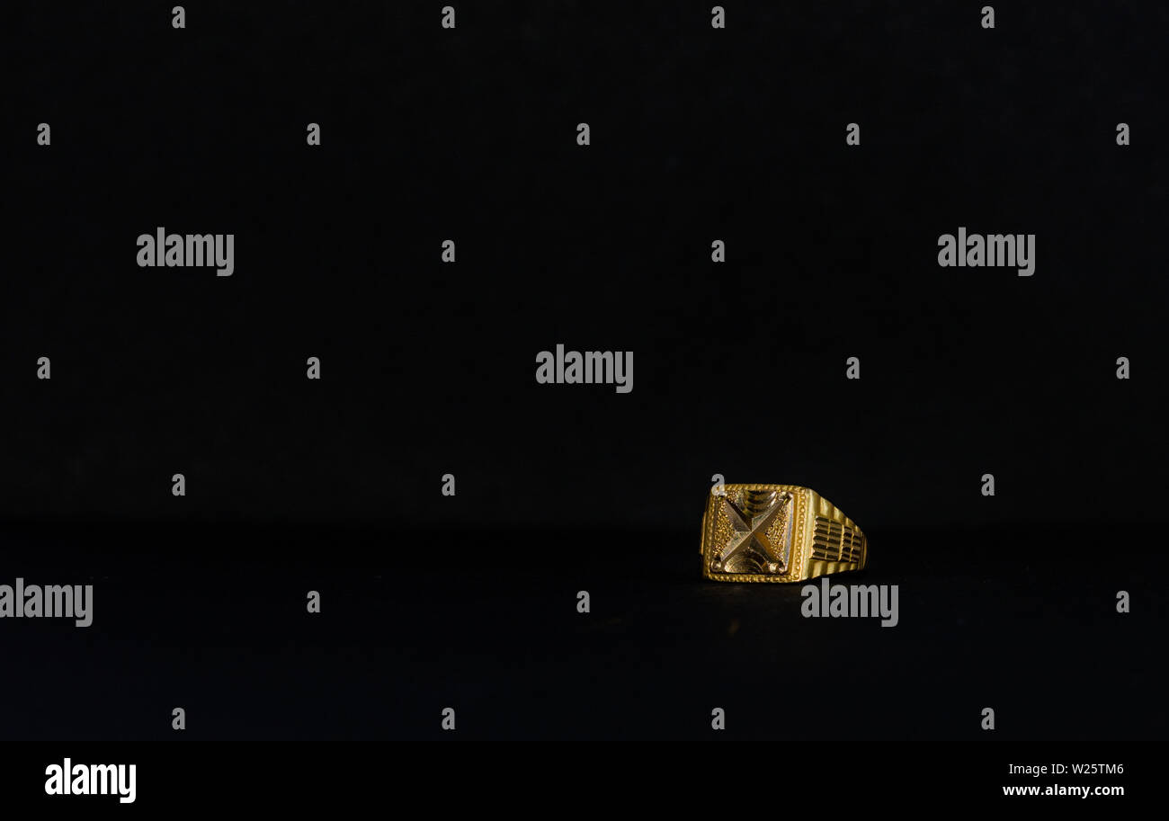 Goldene Hochzeit Ring für Männer aus schwarzem Hintergrund isoliert Stockfoto