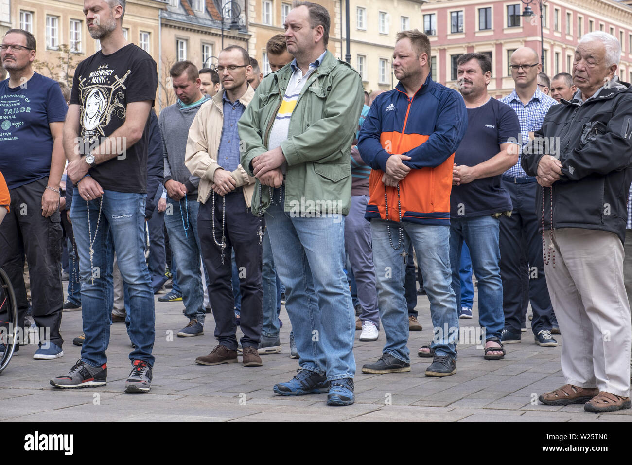 Warschau, Polen. 6. Juli, 2019. Hunderte Männer treffen sich die Warschauer Altstadt jeden Monat für Mann - nur Rosenkranz Gebet. Die Organisatoren behaupten, sie 'männliche Identität stärken und Tugenden'' und 'Gehorsam, der Königin des Himmels und der Erde, wir beteiligen uns an den geistlichen Kampf, das ist die Pflicht unserer Generation''. Polen ist überwiegend katholisch, mit rund 85% der Polen als Römisch-katholisch. Neueste pedophilia Skandale wird wahrscheinlich sehr stark geschwächt, bis jetzt, Kirche Position in Polen das gesellschaftliche und politische Leben. Credit: Robert Pastryk/ZUMA Draht/Alamy leben Nachrichten Stockfoto