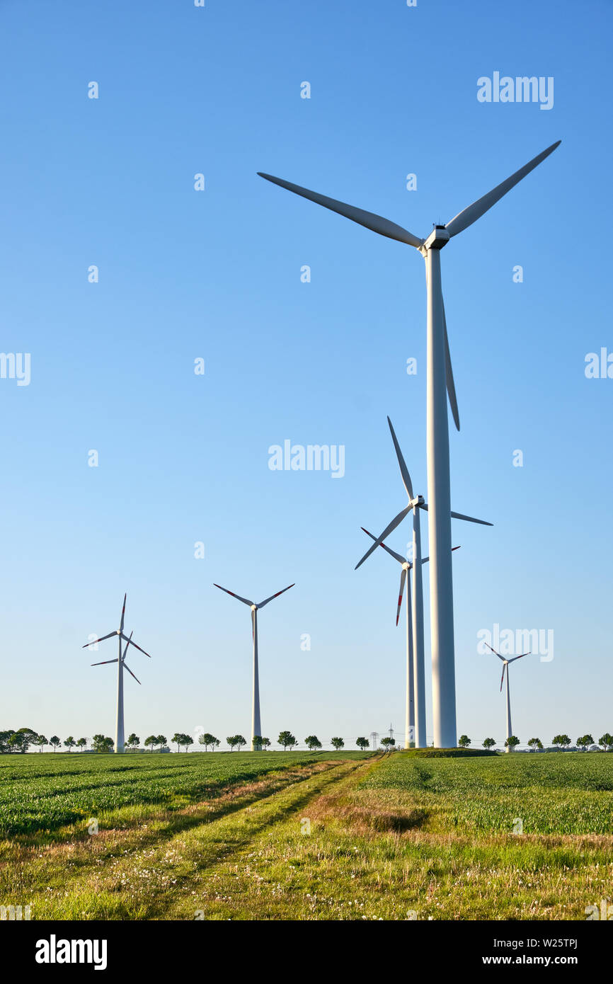 Windkraftanlagen gegen das Licht in den ländlichen Deutschland gesehen Stockfoto