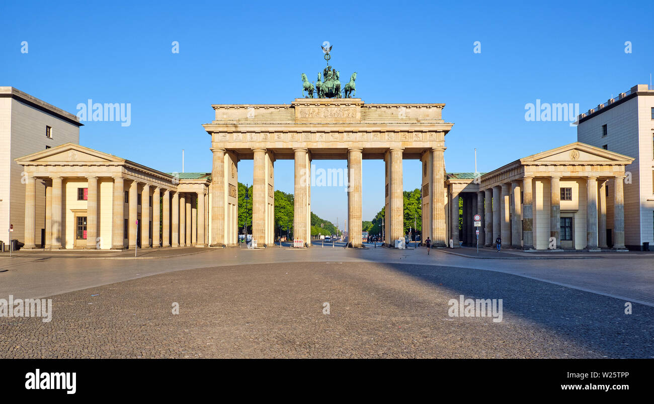 Panorama der Brandenburger Tor in Berlin in den frühen Morgenstunden Stockfoto