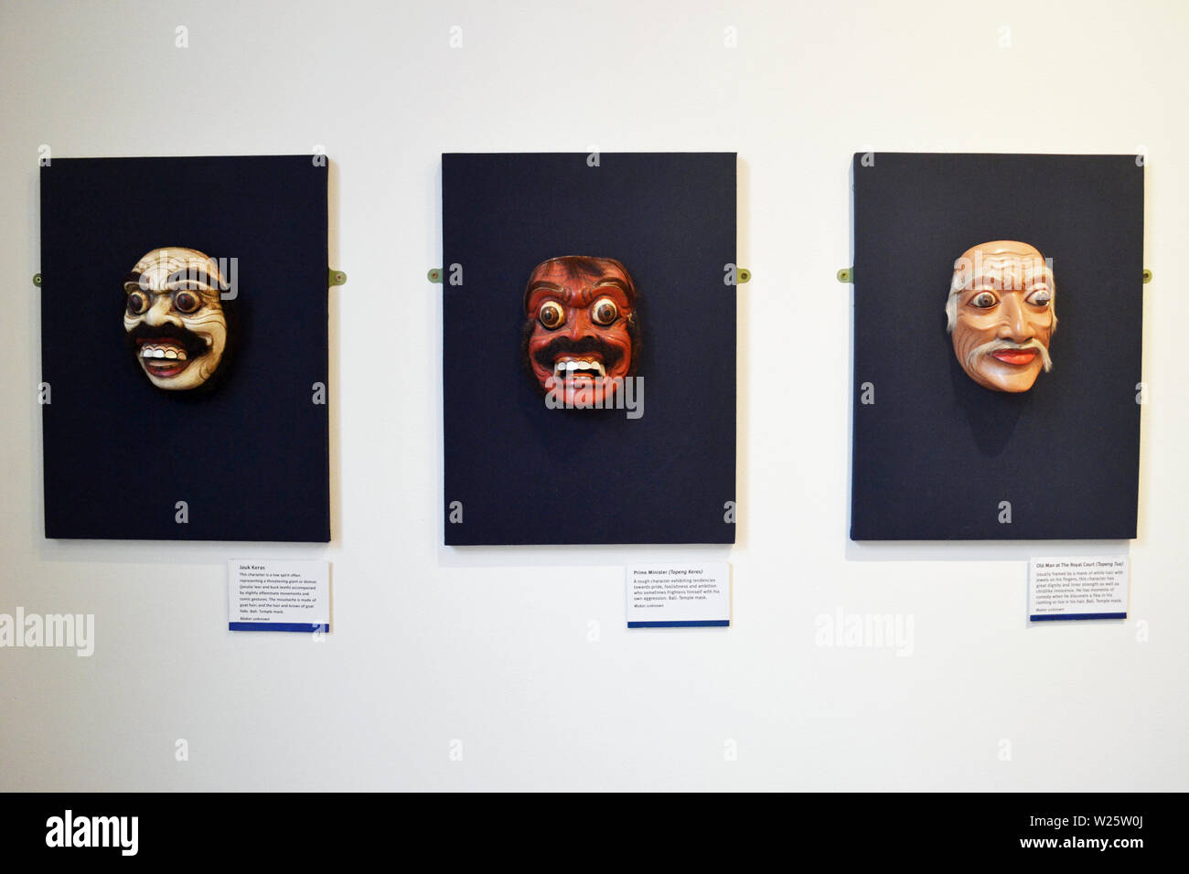 Drei Bali Tempel Masken in Shrewsbury Museum und Kunstgalerie, Shrewsbury, Shropshire, Großbritannien Stockfoto