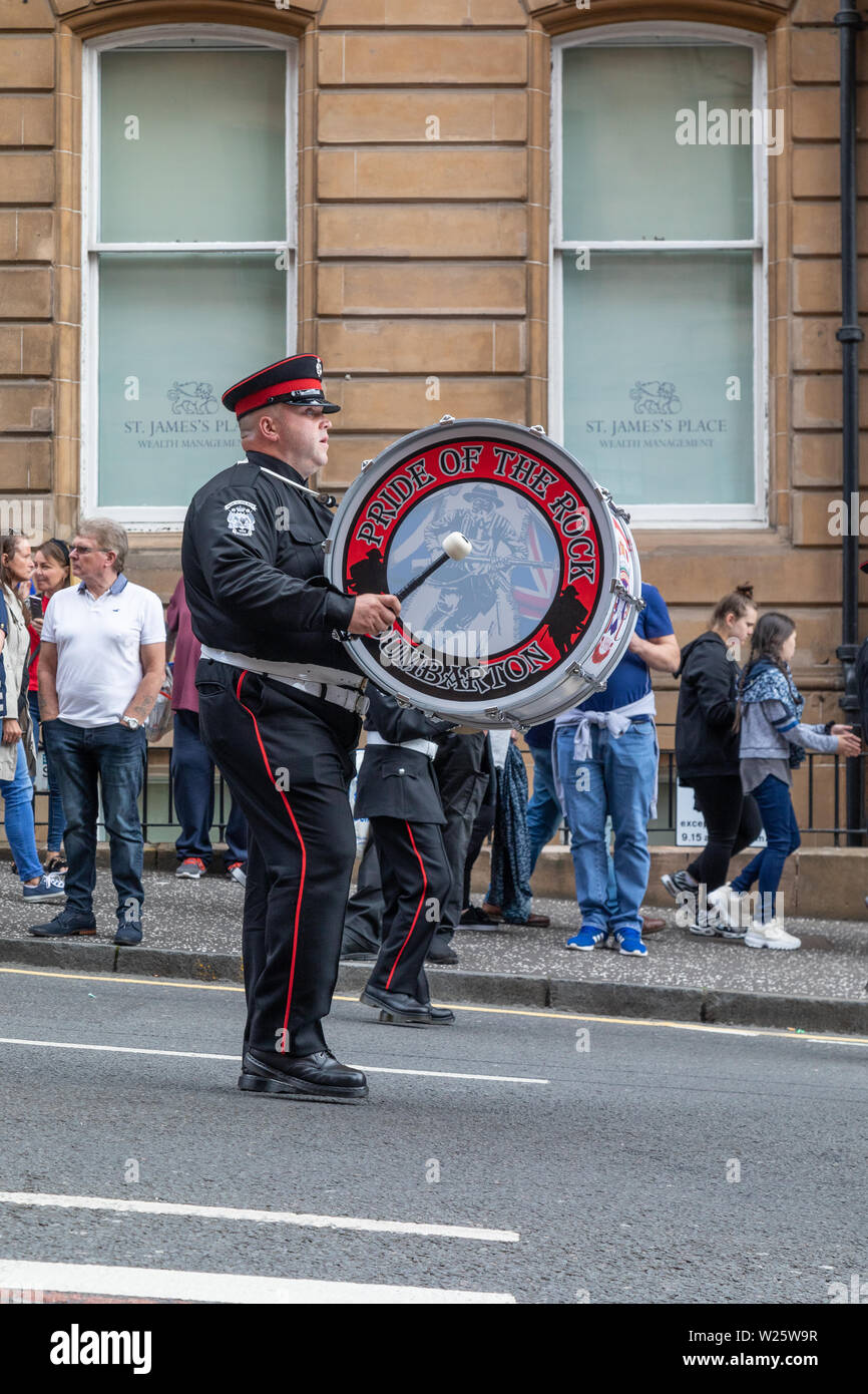 Die 2019 jährliche Orange Walk in Glasgow zieht Tausende von Zuschauern und Teilnehmern. Die Parade in diesem Jahr eine geänderte Route nach einem Vorfall im Jahr 2018, in dem ein katholischer Priester war, spuckte auf. Stockfoto