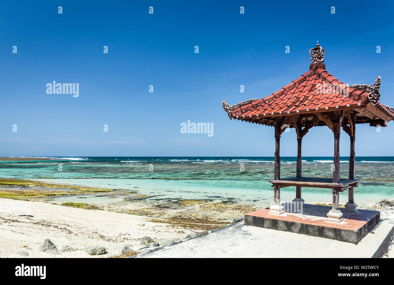 Traditionelle balinesische Hütte am Strand in Indonesien Stockfoto