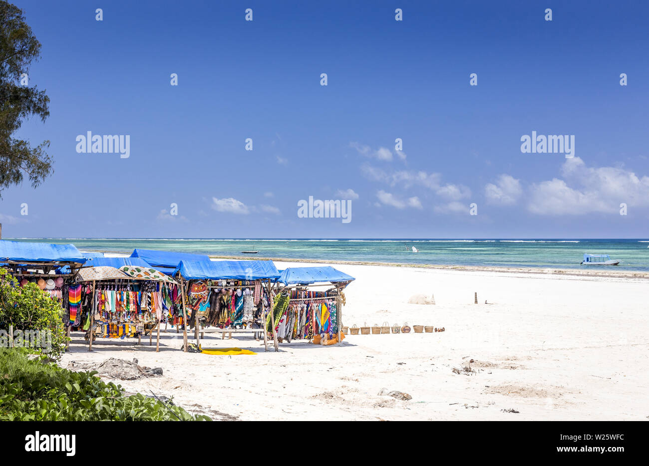 Erstaunlich Diani Beach Marine, weißer Sand und Holz mit bunten Souvenirs Stall, Kenia Stockfoto