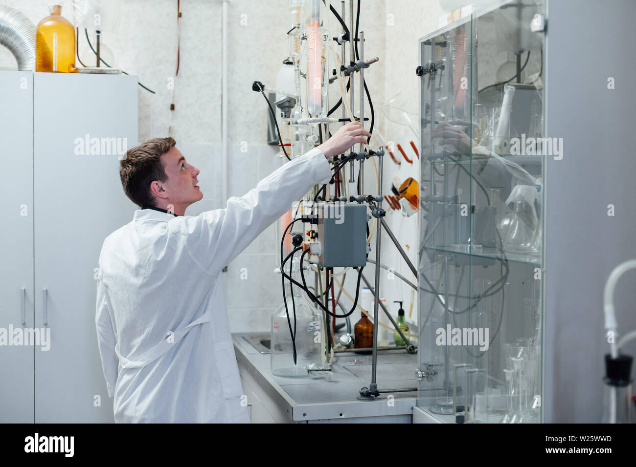 Wissenschaftler führt chemische Experimente im Labor Stockfoto