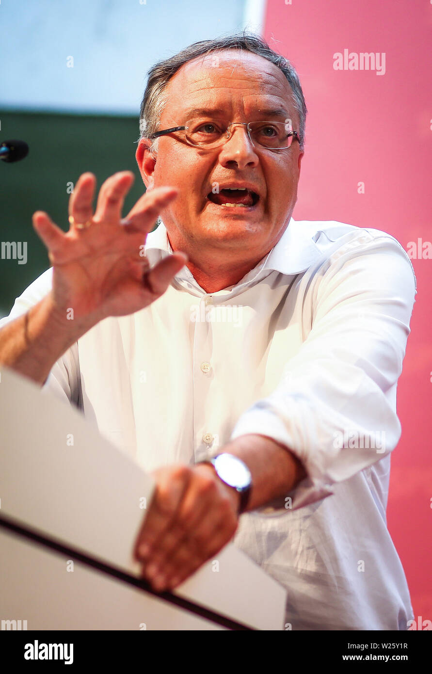Pforzheim, Deutschland. 06 Juli, 2019. Andreas Stoch, Landesvorsitzende der SPD Baden-Württemberg, spricht zu den Gruppenmitgliedern auf dem Parteitag der SPD Baden-Württemberg in der Fritz-Erler-Schule. Der Parteitag wird über die Situation der SPD und die Bildungspolitik im Südwesten konzentrieren. Credit: Christoph Schmidt/dpa/Alamy leben Nachrichten Stockfoto