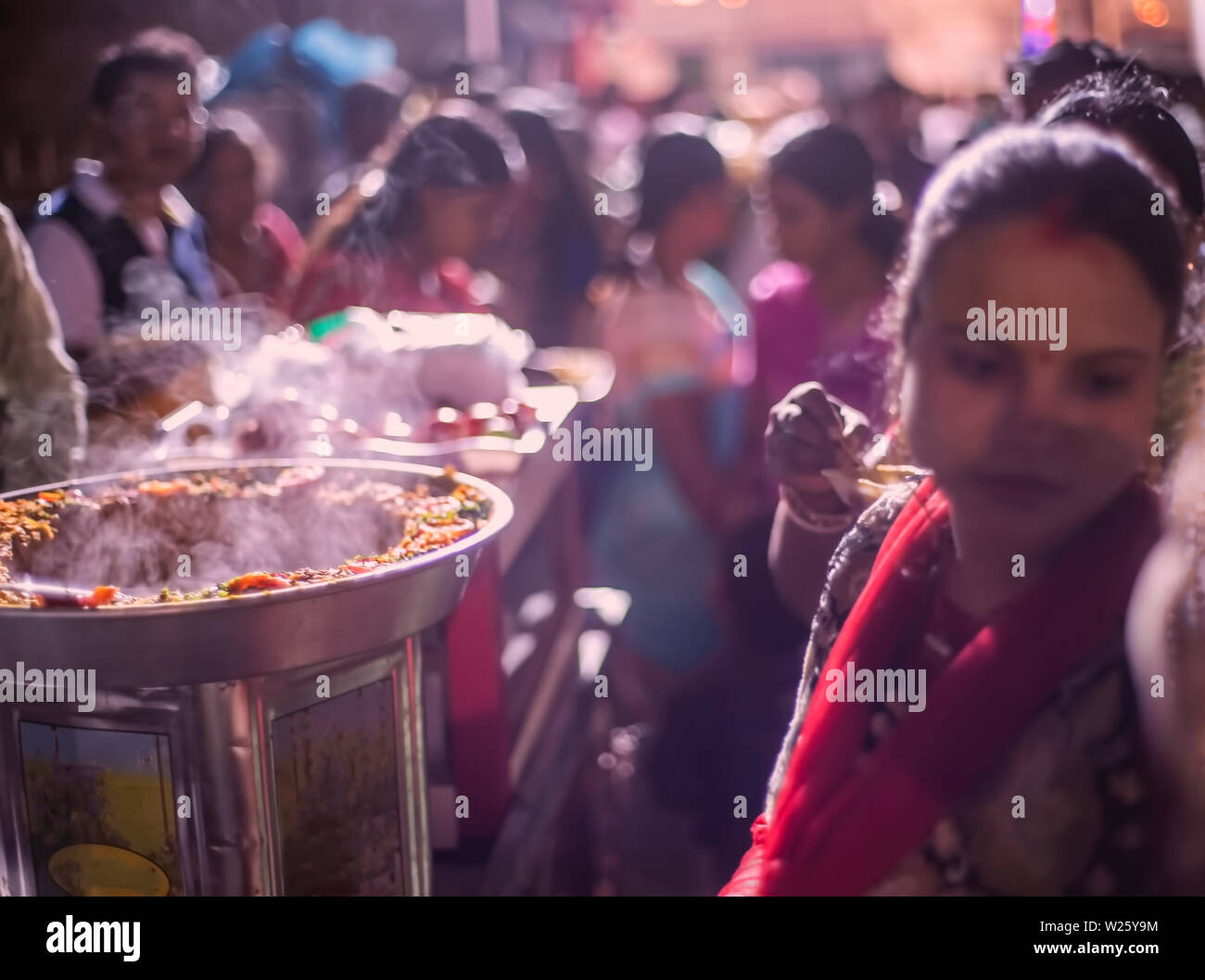 Straße, Gelb, Erbsen, Kochen, Essen, brisk, Verkauf, an einem halb dunklen Gasse, in der Nähe der Durga Puja, pandal, See, Stadt, Kolkata, Indien. Stockfoto