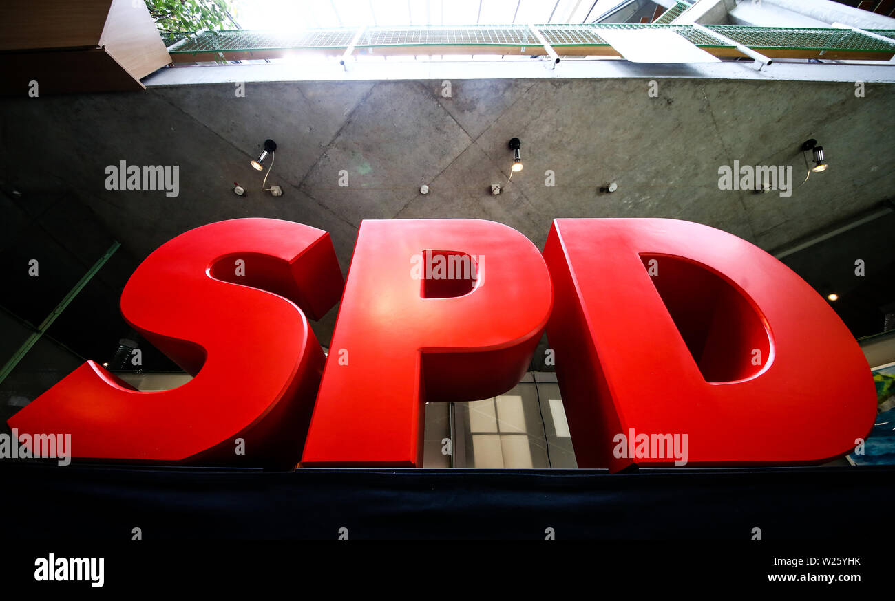 Pforzheim, Deutschland. 06 Juli, 2019. Ein überdimensionales Logo der SPD kann sich auf dem Parteitag der SPD Baden-Württemberg in der Fritz-Erler-Schule gesehen werden. Der Parteitag wird über die Situation der SPD und die Bildungspolitik im Südwesten konzentrieren. Credit: Christoph Schmidt/dpa/Alamy leben Nachrichten Stockfoto