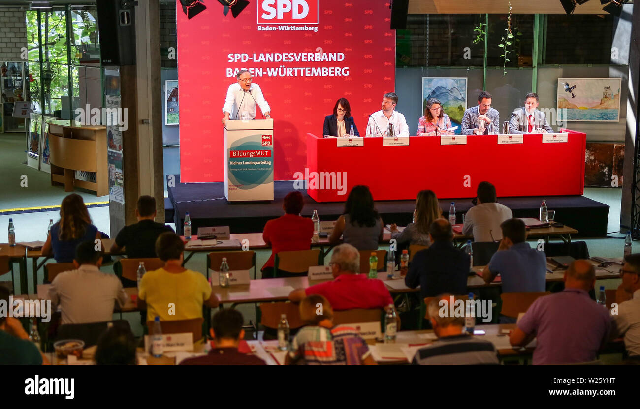 Pforzheim, Deutschland. 06 Juli, 2019. Andreas Stoch, Landesvorsitzende der SPD Baden-Württemberg, spricht zu den Gruppenmitgliedern auf dem Parteitag der SPD Baden-Württemberg in der Fritz-Erler-Schule. Der Parteitag wird über die Situation der SPD und die Bildungspolitik im Südwesten konzentrieren. Credit: Christoph Schmidt/dpa/Alamy leben Nachrichten Stockfoto