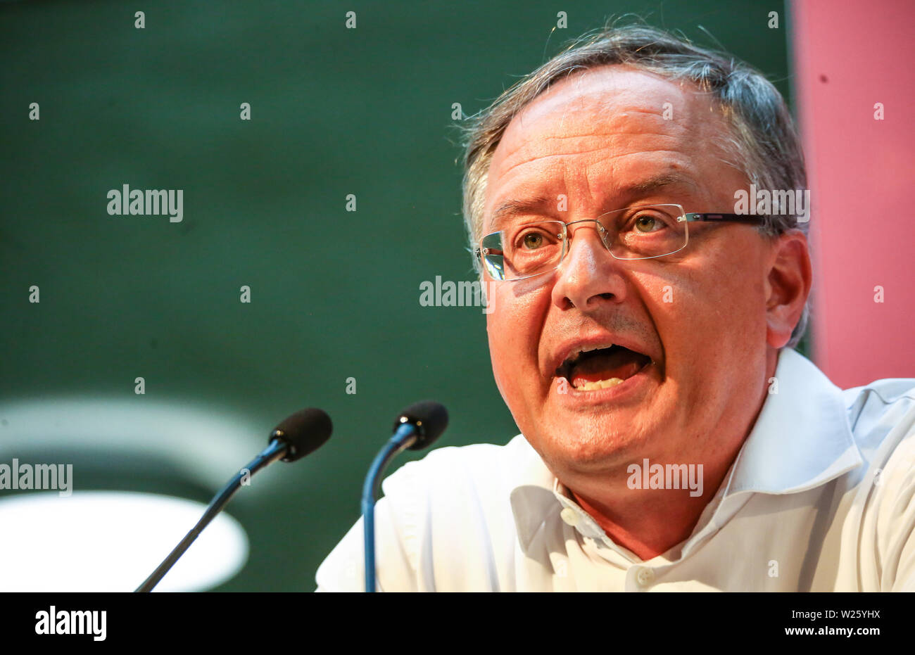 Pforzheim, Deutschland. 06 Juli, 2019. Andreas Stoch, Landesvorsitzende der SPD Baden-Württemberg, spricht zu den Gruppenmitgliedern auf dem Parteitag der SPD Baden-Württemberg in der Fritz-Erler-Schule. Der Parteitag wird über die Situation der SPD und die Bildungspolitik im Südwesten konzentrieren. Credit: Christoph Schmidt/dpa/Alamy leben Nachrichten Stockfoto