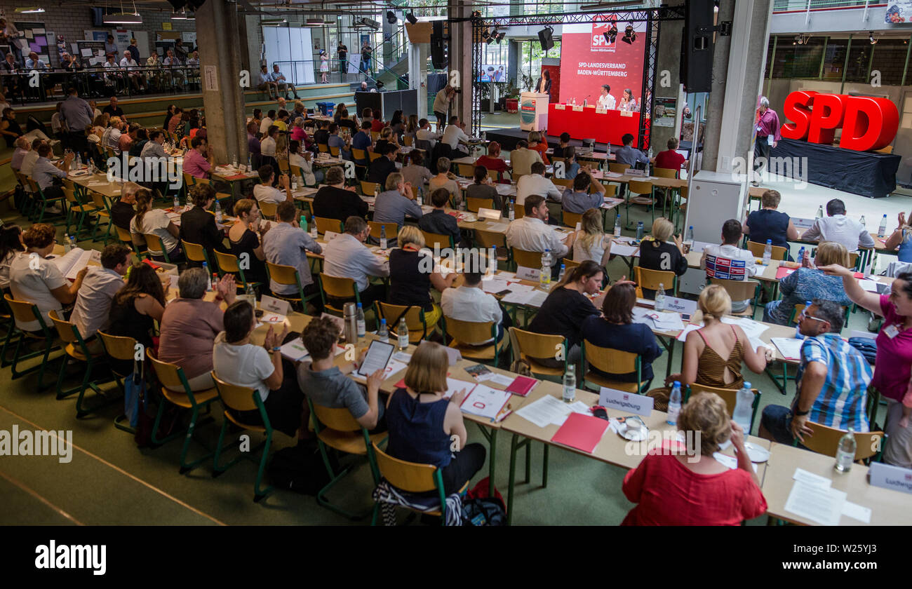 Pforzheim, Deutschland. 06 Juli, 2019. Mitglieder der Partei sitzen in der Fritz Erler Schule an der SPD Baden-Württemberg Parteitag. Der Parteitag wird über die Situation der SPD und die Bildungspolitik im Südwesten konzentrieren. Credit: Christoph Schmidt/dpa/Alamy leben Nachrichten Stockfoto