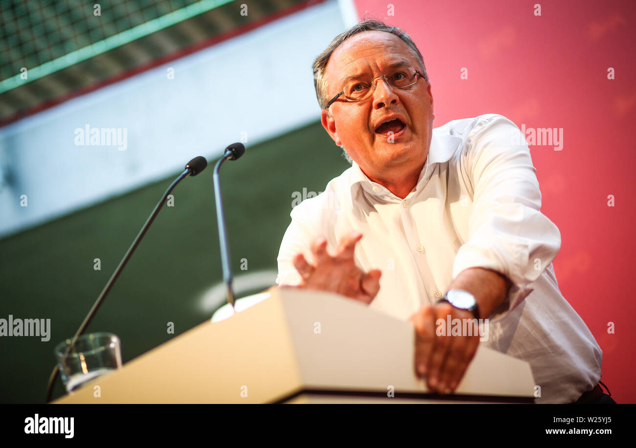 Pforzheim, Deutschland. 06 Juli, 2019. Andreas Stoch, Landesvorsitzende der SPD Baden-Württemberg, spricht zu den Gruppenmitgliedern auf dem Parteitag der SPD Baden-Württemberg in der Fritz-Erler-Schule. Der Parteitag wird über die Situation der SPD und die Bildungspolitik im Südwesten konzentrieren. Credit: Christoph Schmidt/dpa/Alamy leben Nachrichten Stockfoto