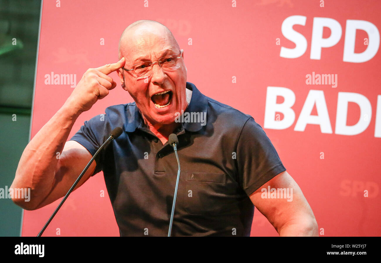 Pforzheim, Deutschland. 06 Juli, 2019. Uwe Hück (SPD), spricht mit der Partei auf dem Parteitag der SPD Baden-Württemberg in der Fritz-Erler-Schule. Der Parteitag wird über die Situation der SPD und die Bildungspolitik im Südwesten konzentrieren. Credit: Christoph Schmidt/dpa/Alamy leben Nachrichten Stockfoto