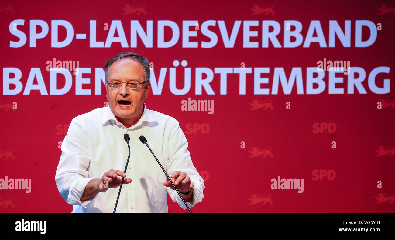 Pforzheim, Deutschland. 06 Juli, 2019. Andreas Stoch, Landesvorsitzende der SPD Baden-Württemberg, spricht zu den Gruppenmitgliedern auf dem Parteitag der SPD Baden-Württemberg in der Fritz-Erler-Schule. Der Parteitag wird über die Situation der SPD und die Bildungspolitik im Südwesten konzentrieren. Credit: Christoph Schmidt/dpa/Alamy leben Nachrichten Stockfoto