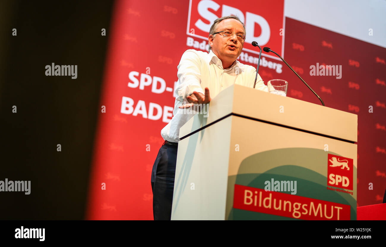 Pforzheim, Deutschland. 06 Juli, 2019. Andreas Stoch, Landesvorsitzende der SPD Baden-Württemberg, spricht zu den Gruppenmitgliedern auf dem Parteitag der SPD Baden-Württemberg in der Fritz-Erler-Schule. Der Parteitag wird über die Situation der SPD und die Bildungspolitik im Südwesten konzentrieren. Credit: Christoph Schmidt/dpa/Alamy leben Nachrichten Stockfoto