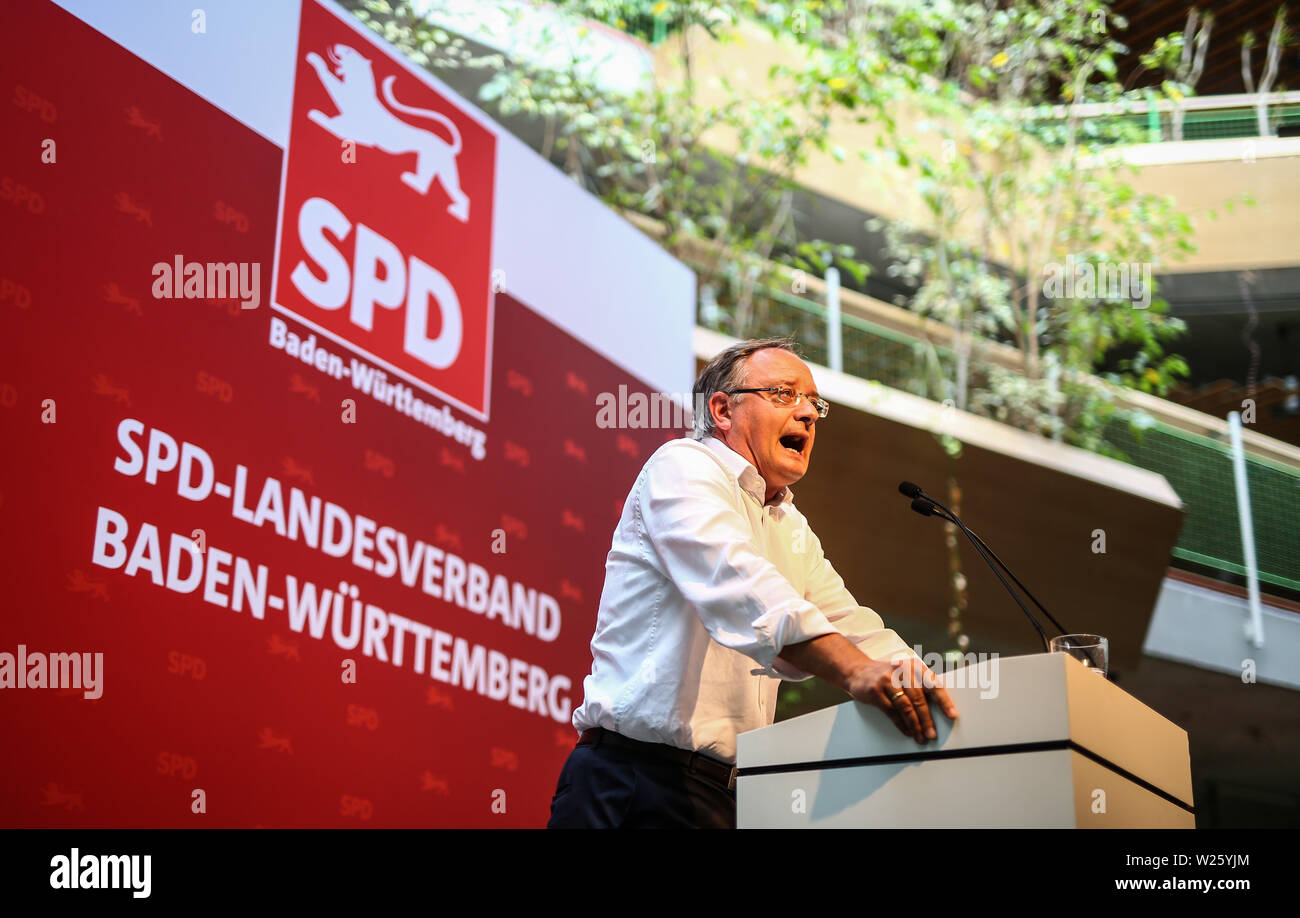 Pforzheim, Deutschland. 06 Juli, 2019. Andreas Stoch, Landesvorsitzende der SPD Baden-Württemberg, spricht zu den Gruppenmitgliedern auf dem Parteitag der SPD Baden-Württemberg in der Fritz-Erler-Schule. Der Parteitag wird über die Situation der SPD und die Bildungspolitik im Südwesten konzentrieren. Credit: Christoph Schmidt/dpa/Alamy leben Nachrichten Stockfoto