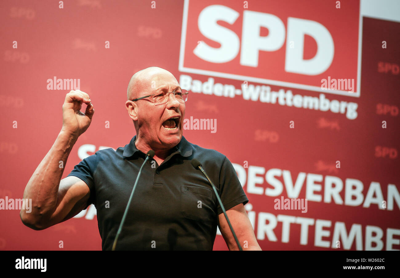 Pforzheim, Deutschland. 06 Juli, 2019. Uwe Hück (SPD), spricht mit der Partei auf dem Parteitag der SPD Baden-Württemberg in der Fritz-Erler-Schule. Der Parteitag wird über die Situation der SPD und die Bildungspolitik im Südwesten konzentrieren. Credit: Christoph Schmidt/dpa/Alamy leben Nachrichten Stockfoto