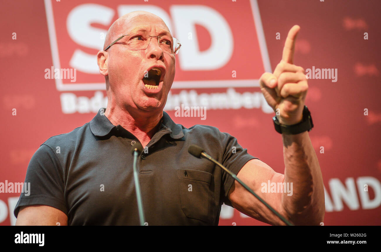 Pforzheim, Deutschland. 06 Juli, 2019. Uwe Hück (SPD), spricht mit der Partei auf dem Parteitag der SPD Baden-Württemberg in der Fritz-Erler-Schule. Der Parteitag wird über die Situation der SPD und die Bildungspolitik im Südwesten konzentrieren. Credit: Christoph Schmidt/dpa/Alamy leben Nachrichten Stockfoto