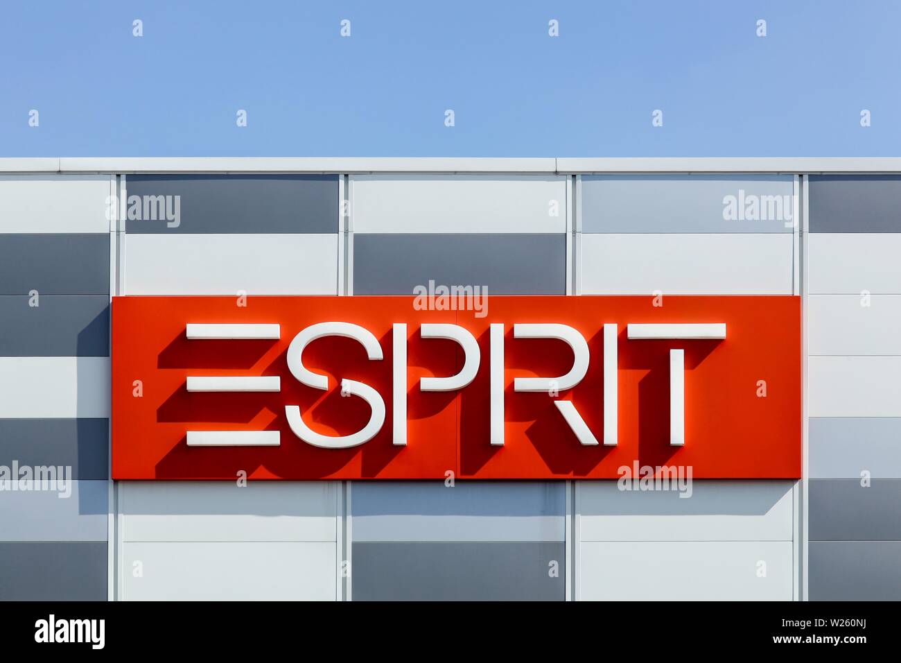 Macon, Frankreich - 21. September 2015: Esprit Logo auf einer Fassade. Esprit ist ein Hersteller von Kleidung, Schuhe, Accessoires, Schmuck und Haushaltswaren Stockfoto
