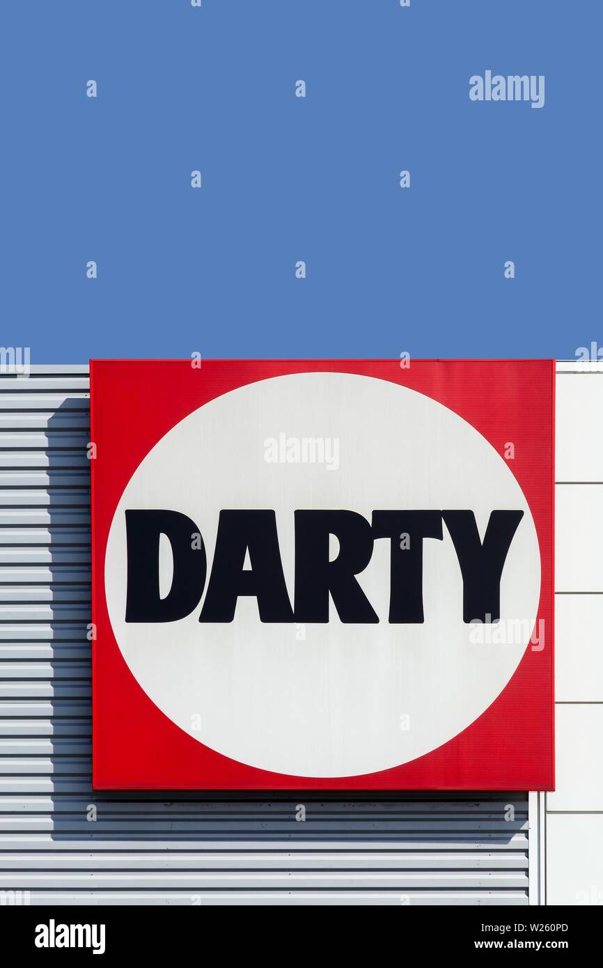 Macon, Frankreich - 21. September 2015: Darty Logo auf eine Wand. Darty, 1957 gegründet, ist spezialisiert auf die elektrische Handel und betreibt in ganz Europa Stockfoto