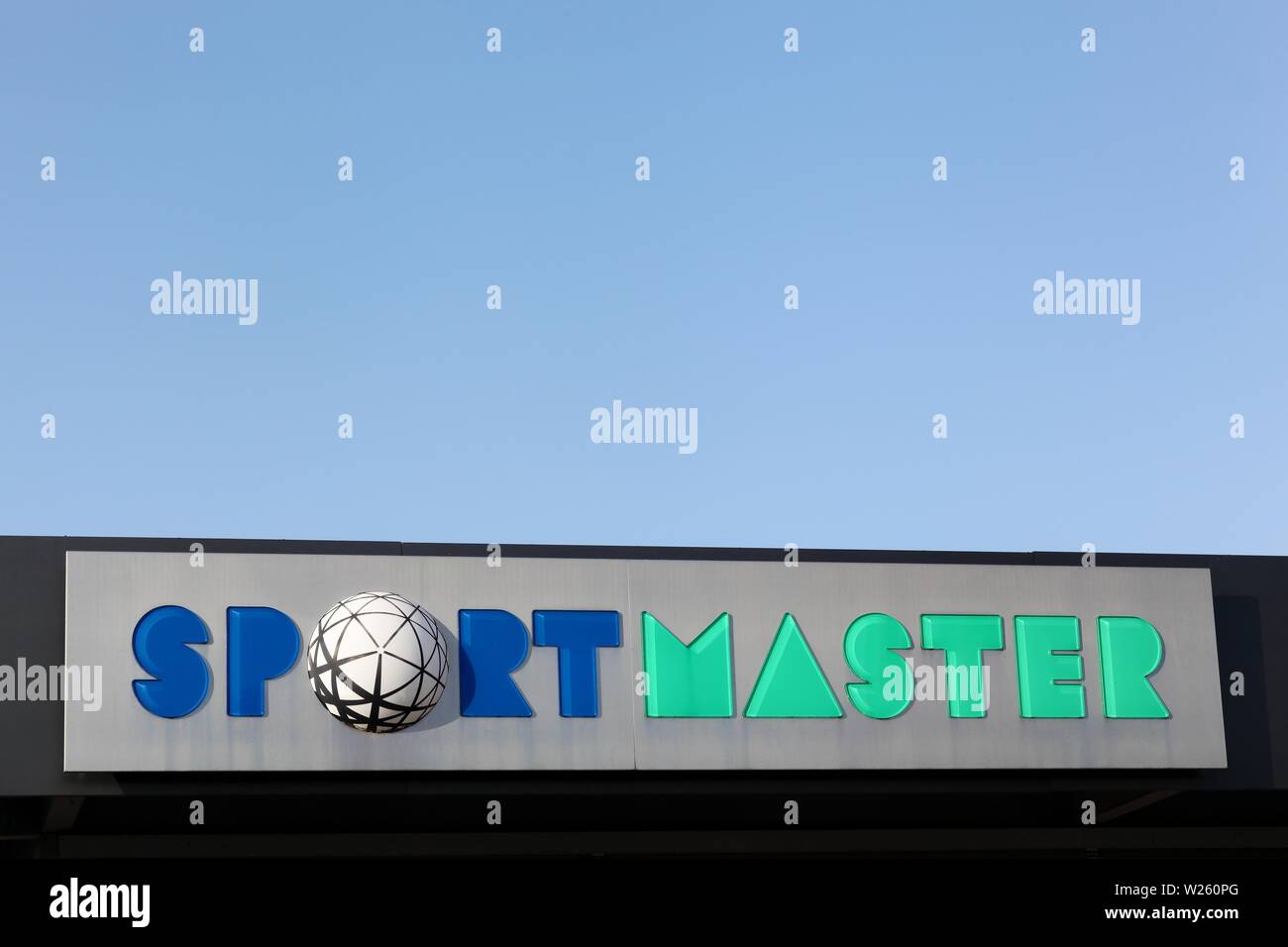 Odder, Dänemark - 13 September, 2016: Sportmaster Logo auf einer Fassade. Sportmaster ist eine dänische Kette von Sportartikel Einzelhandel Stockfoto