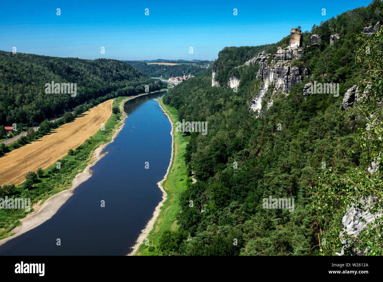 Elbtal Deutschland Fluss fließt durch das Tal der Nationalpark Sächsische Schweiz, Deutschland, Europa Stockfoto