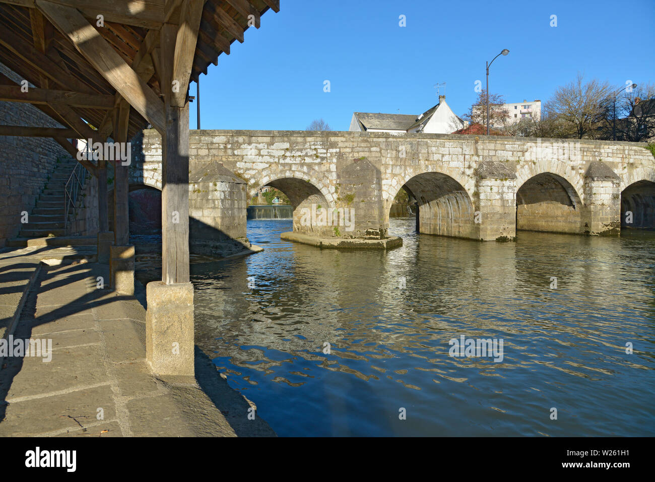 Alte Brücke und Waschhaus in der Sarthe Alençon der Region Basse-Normandie in Frankreich Stockfoto