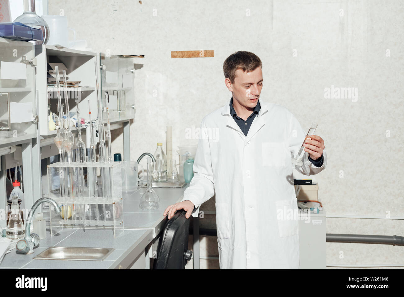 Wissenschaftler führt chemische Experimente im Labor Stockfoto