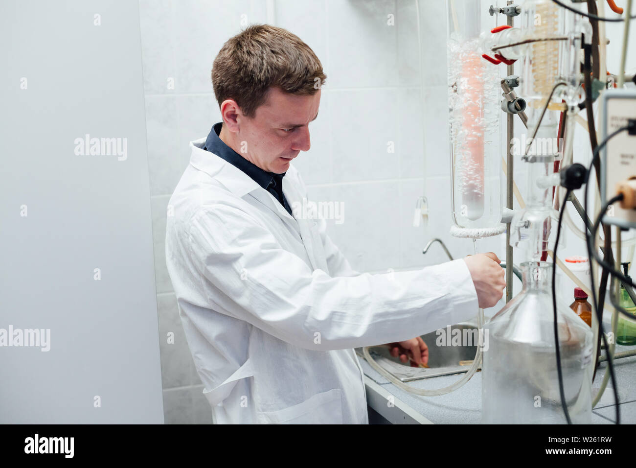 Wissenschaftler führt chemische Experimente im Labor Stockfoto