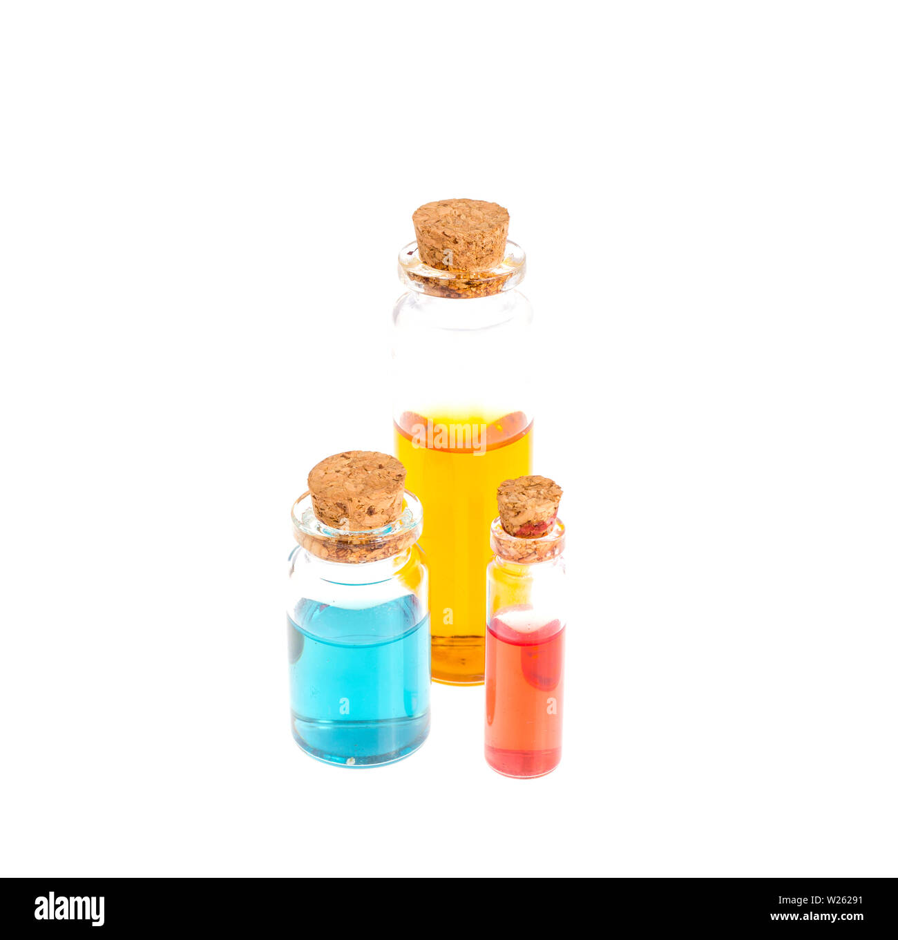Glas medizinische Flaschen mit farbige Flüssigkeit isoliert auf Weiss. Stockfoto