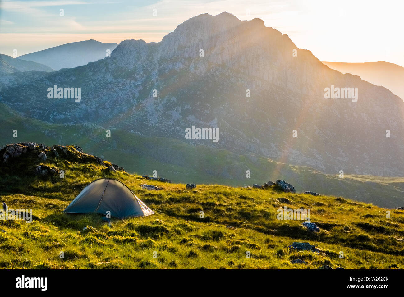 Wild Camp mit Blick auf Tryfan Berg in Snowdonia, North Wales, UK Stockfoto