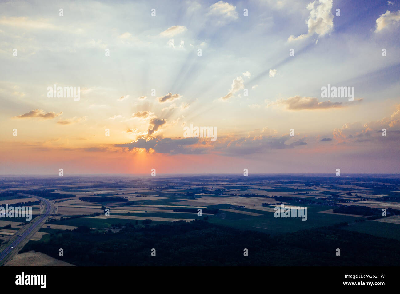 Luftaufnahmen der untergehenden Sonne, flache Länder Mittel- Polen. Stockfoto